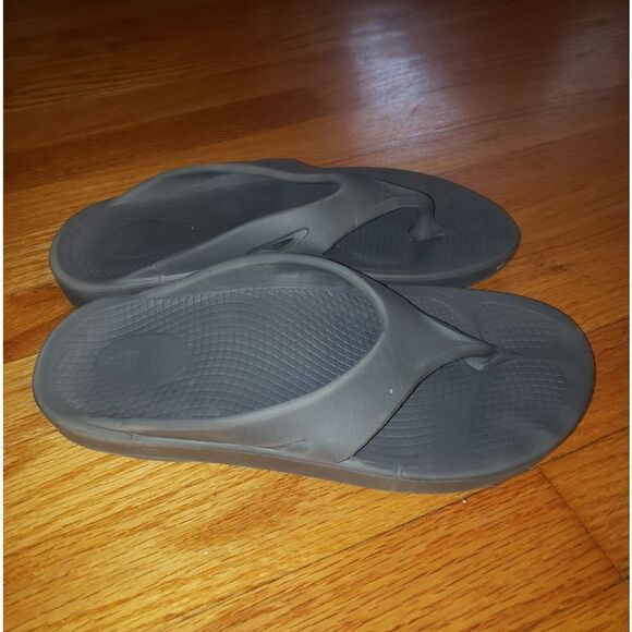 Oofos gray rubber flip flops Women Size 10 - Picture 1 of 6